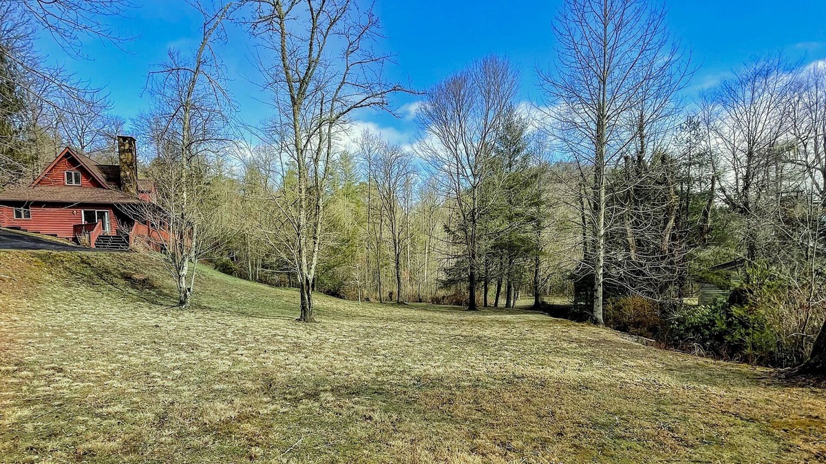 Clayton Cabin | Private 2 Ac Black Rock Mtn Cabin, Hot Tub, Game Room and Creek! Great Location!