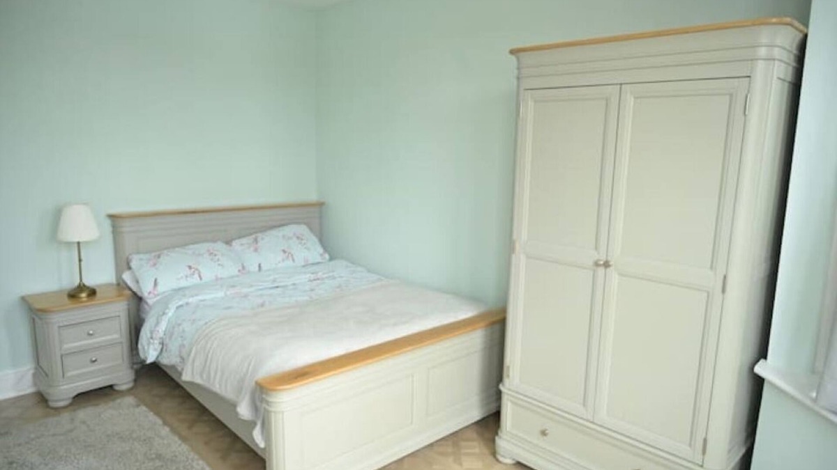 Larkswood Apartment | Private 2 bed, kitchen & bathroom in shared home
