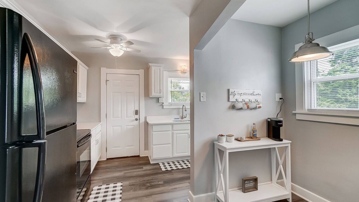 Ottawa Apartment | Private 2 bedroom apartment within walking distance to Toledo Hospital!