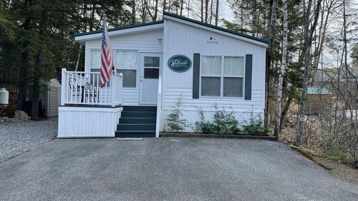 South Casco Cottage | Private 2-bedroom cottage on Purple Road in Point Sebago Resort
