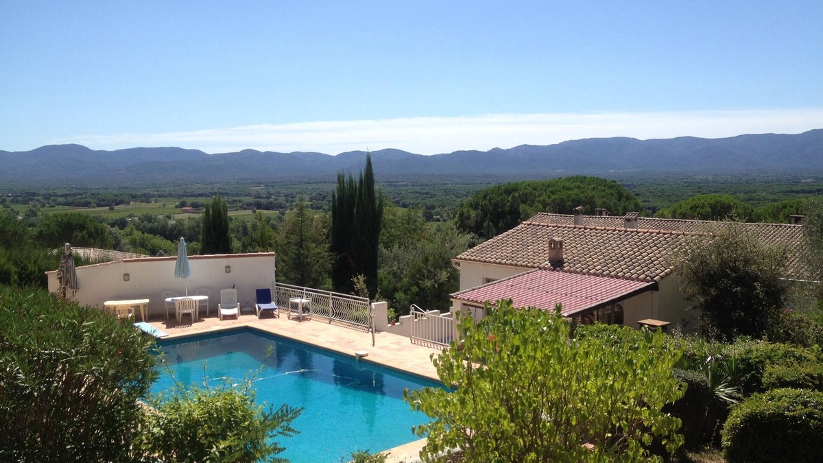 Vidauban House | Private 2-bedroom house set around a large 12 m X 6 m swimming pool in the heart of a pine forest