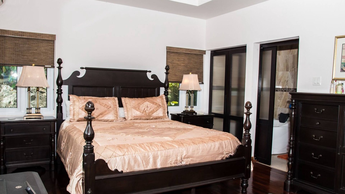 Reading Villa | Private 2-Bedroom Villa with Spectacular Mountain Views