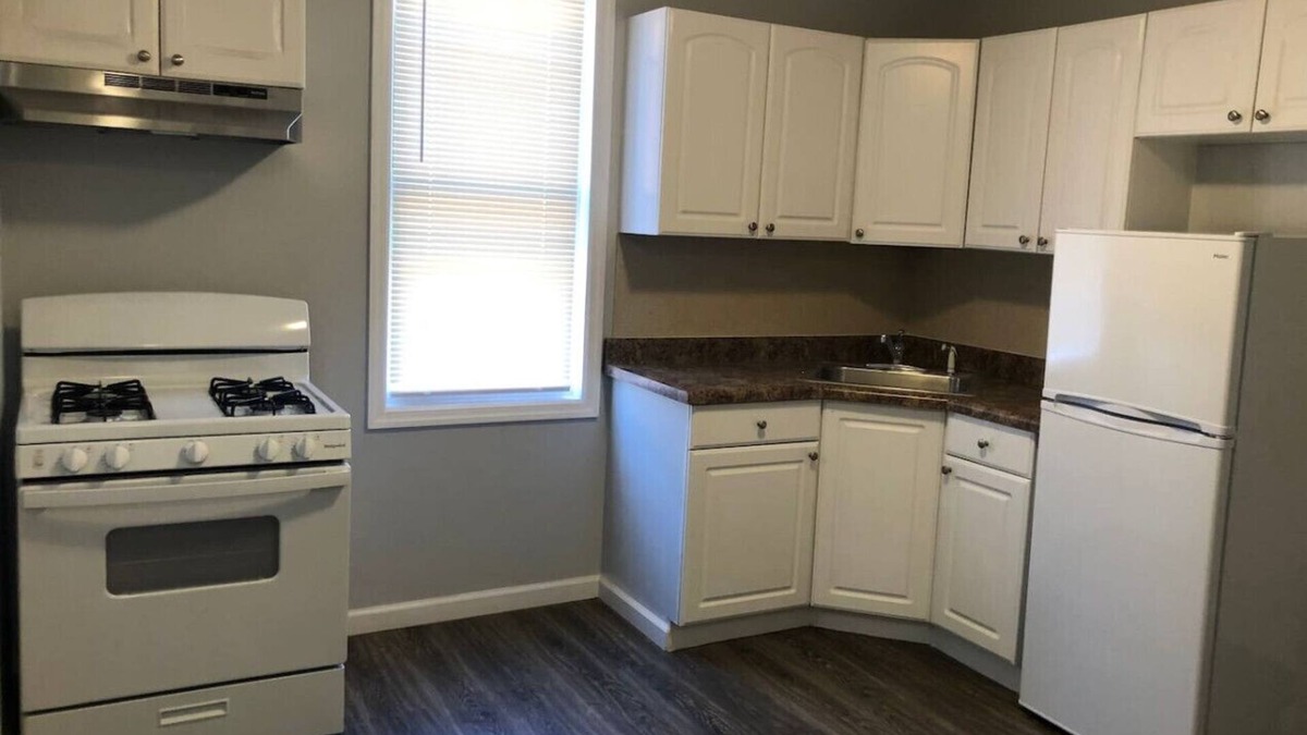 Linden Apartment | Private 2-bedroom with free parking and direct bus to NYC Manhattan only 2 blocks away