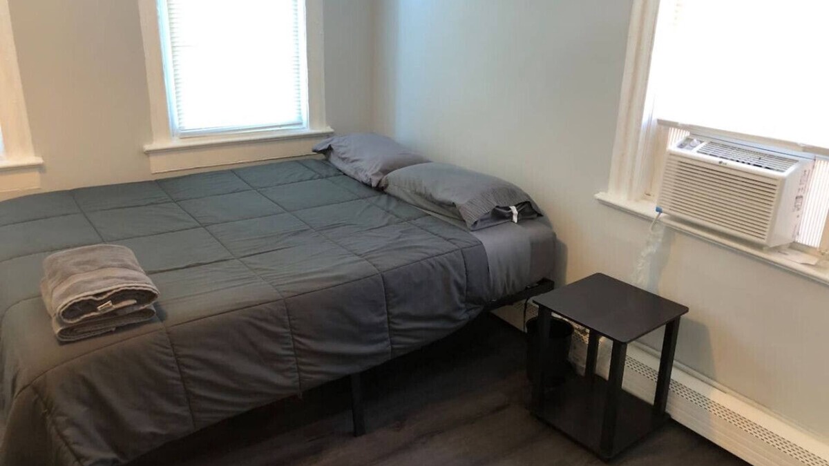 Linden Apartment | Private 2-bedroom with free parking and direct bus to NYC Manhattan only 2 blocks away