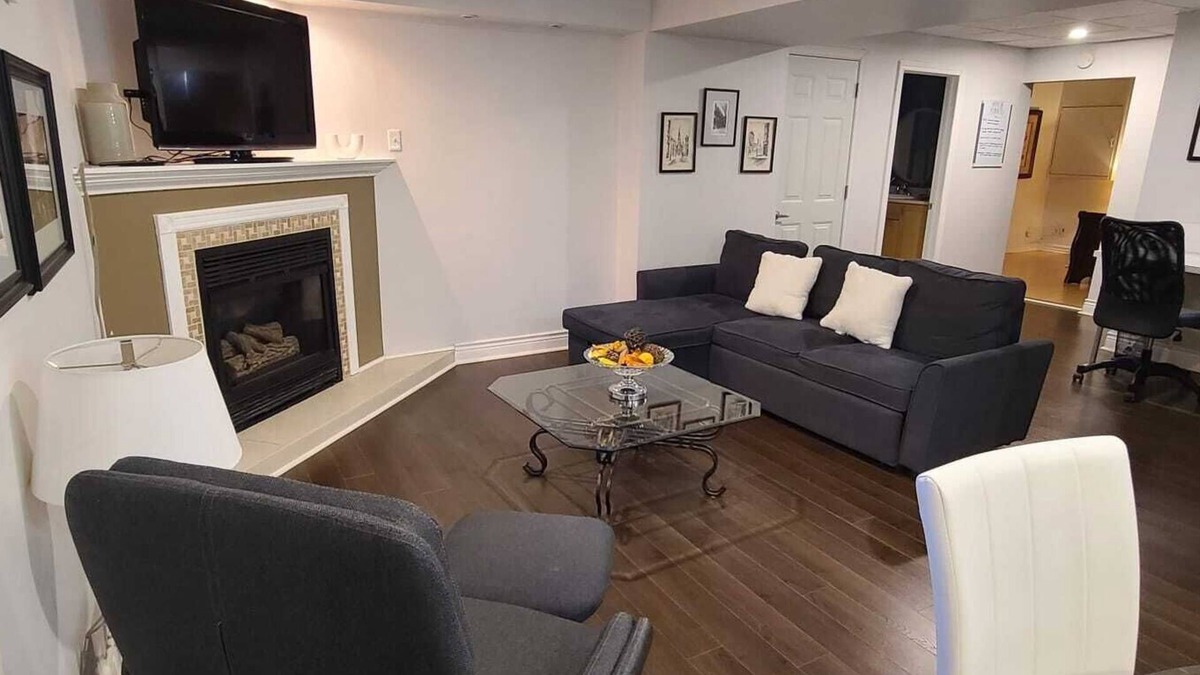 Clarkson-Lorne Park House | Private 2Bed Basement Apt |Self-Check with Kitchn