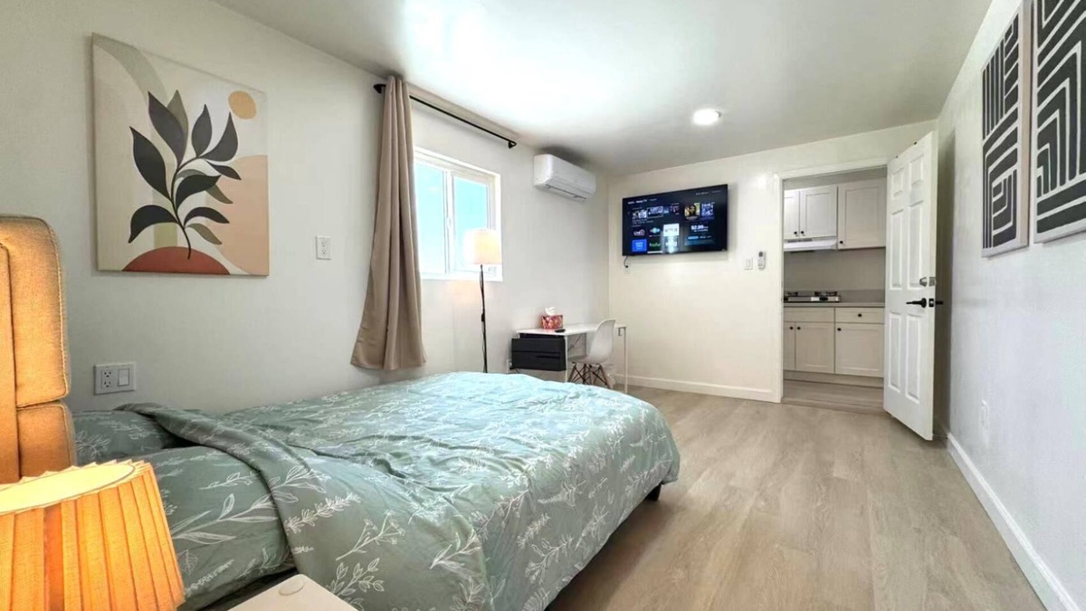 Bassett House | Private 2BR+2BA w/kitchen,Everything is for exclusive use, WiFi, AC, Smart TV.