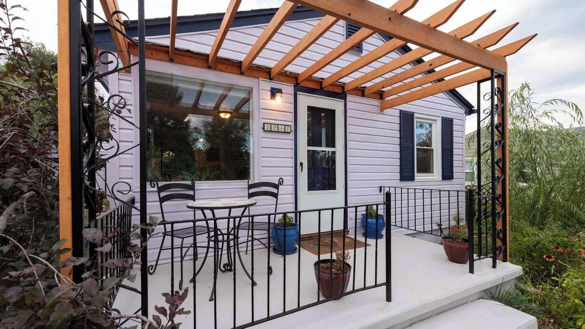 Berkley House | Private 2BR Bungalow | Kids Playset + Toys