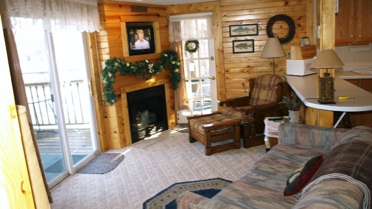 Edgerton Cottage | PRIVATE -2hrs N of Chic-on Rvr/Lk Koshn area