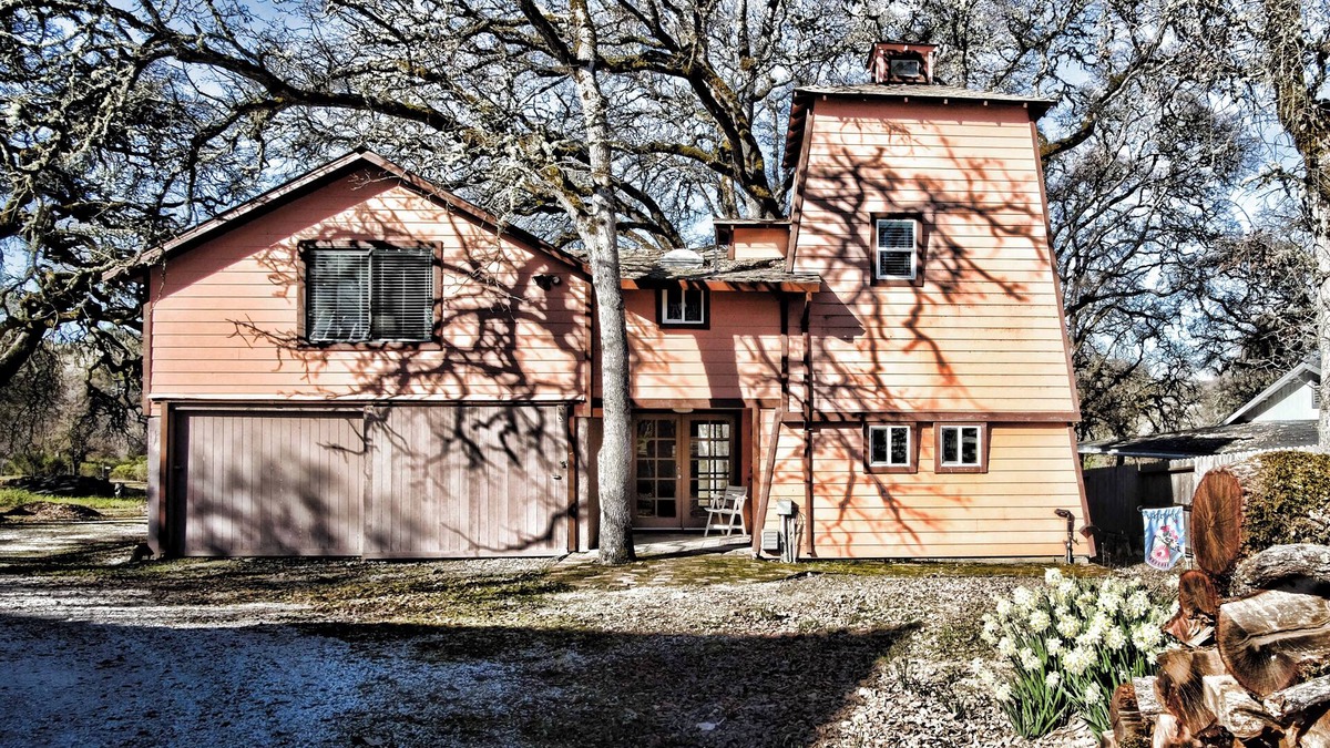 North Lakeport Apartment | Private 2nd Floor apartment on 4 acres across the street from Clear Lake.