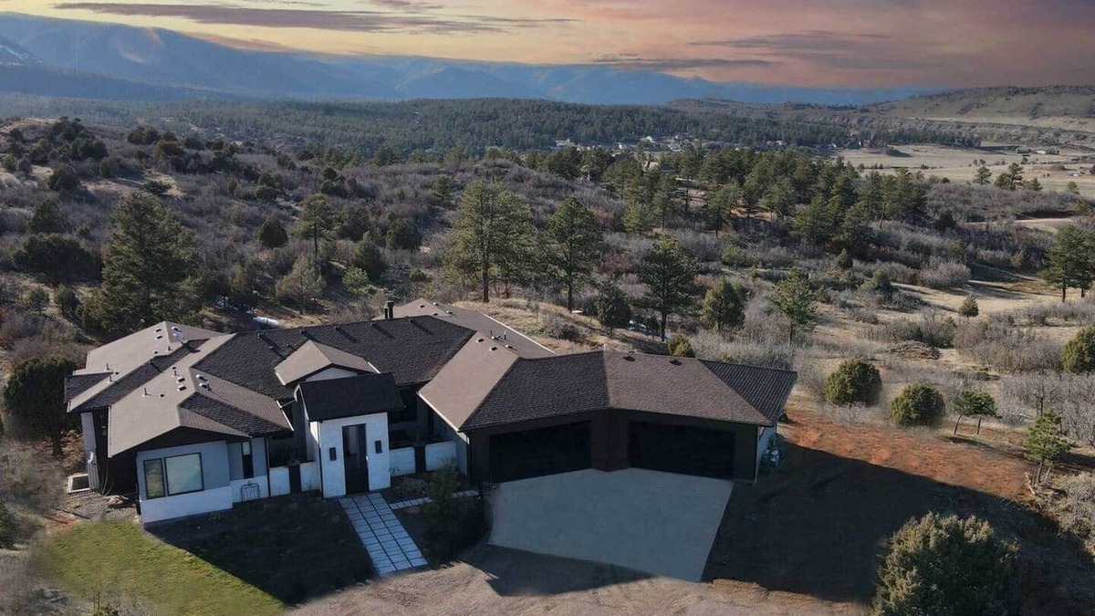 Larkspur House | Private, 36 Acres, 6 Kings, HotTub, Views, Clean