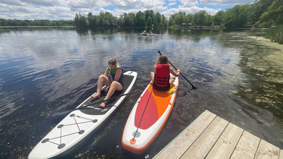 Amery Cabin | Private 3bdr cabin on Apple River kayaks, SUPS, and paddle boat. Pet friendly!