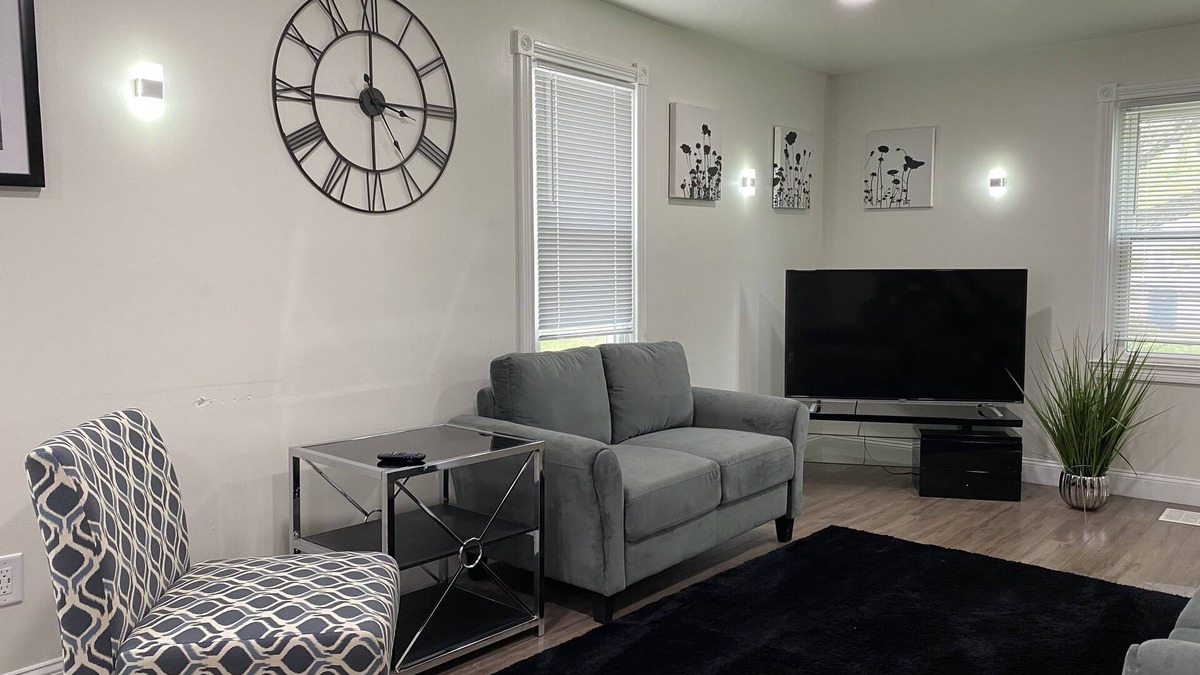 Wayne House | Private 4 BDRM - 3 BTHS house, 5 Miles from Downtown #1 ❤️