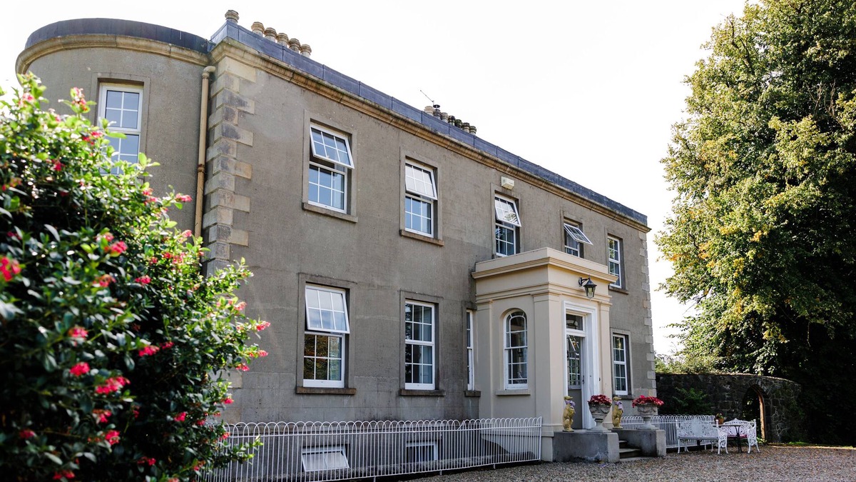 Craigavon House | Private 4 bedroom wing in Georgian Linen House w/modern twist (Pet Friendly)