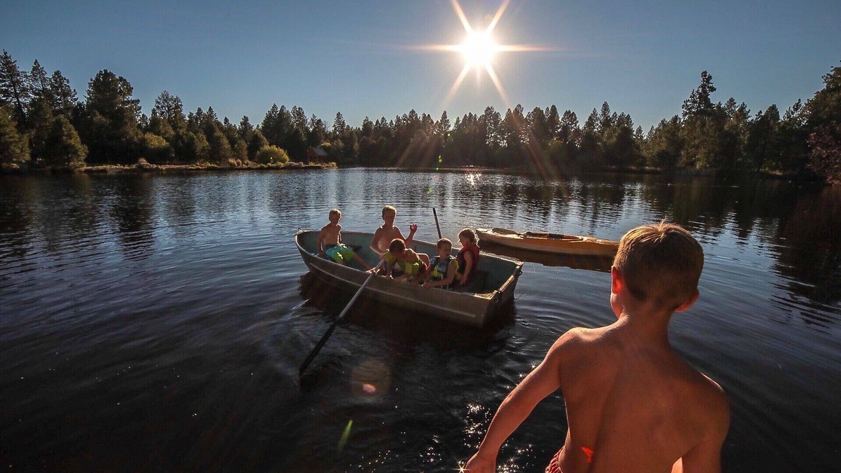 Deschutes River Woods House | Private 5 ac pond 6 bedrooms & 4 bath, perfect for reunions or team building