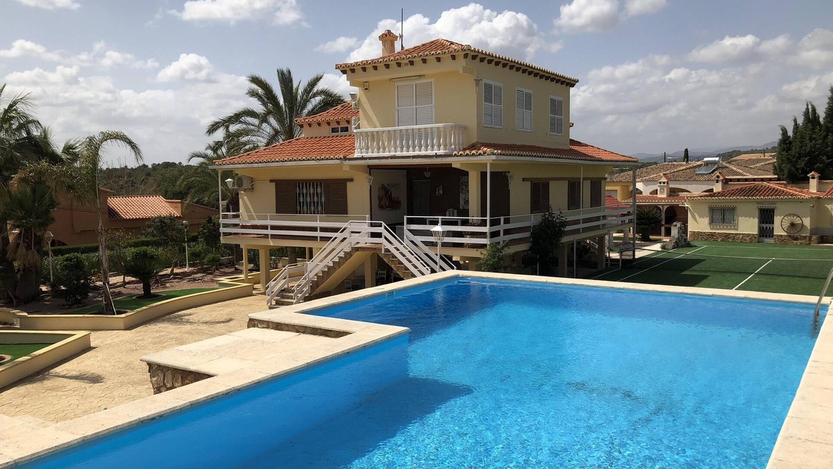 Olocau Villa | Private 6 Bedroom House with WIFI, Private Pool and Tennis Court