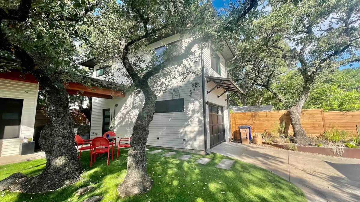 Dawson Apartment | Private Above Garage Suite Close to DT & Airportn