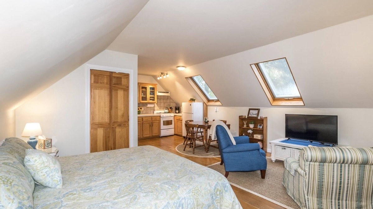 Lake Pocotopaug House | Private Access Studio king bed WiFi all the amenities of a hotel 5⭐️ experience