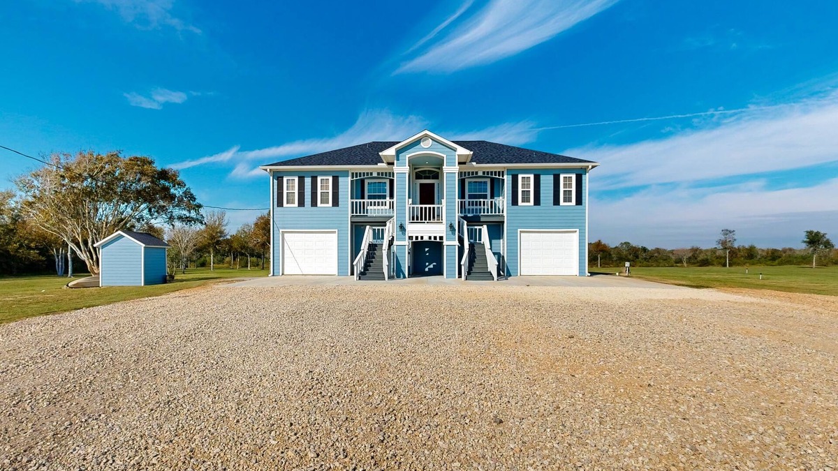 Texas Gulf Coast Region House | Private acreage next to the bayou with kayaks, porches, open layout, W/D, & AC