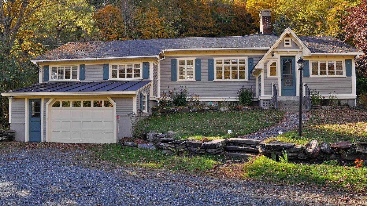 Woodstock House | PRIVATE & AFFORDABLE charming custom ranch in S. Woodstock. WIFI and AC.