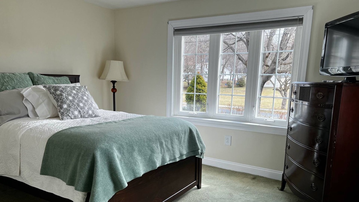 Dalton House | Private and Cheerful Berkshire Oasis in Dalton with in-ground pool