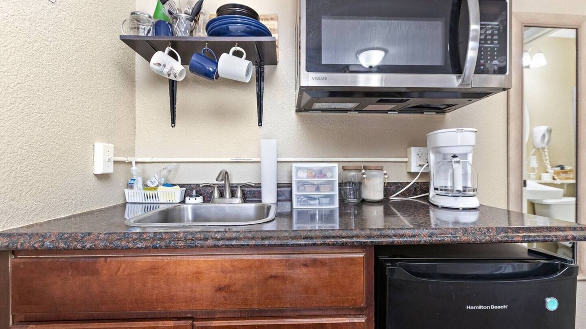 Paola Apartment | Private and cozy apartment in small town Kansas!