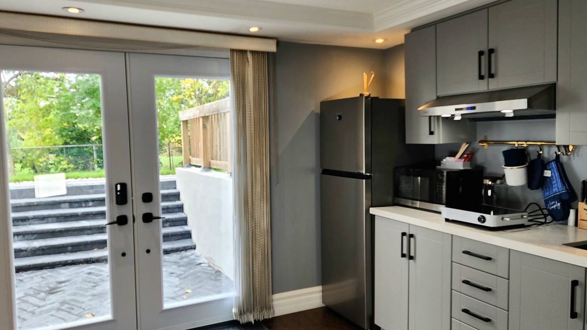 Mississauga House | Private and Cozy Greece-Inspired 1BR Retreat in Erindale Mississauga