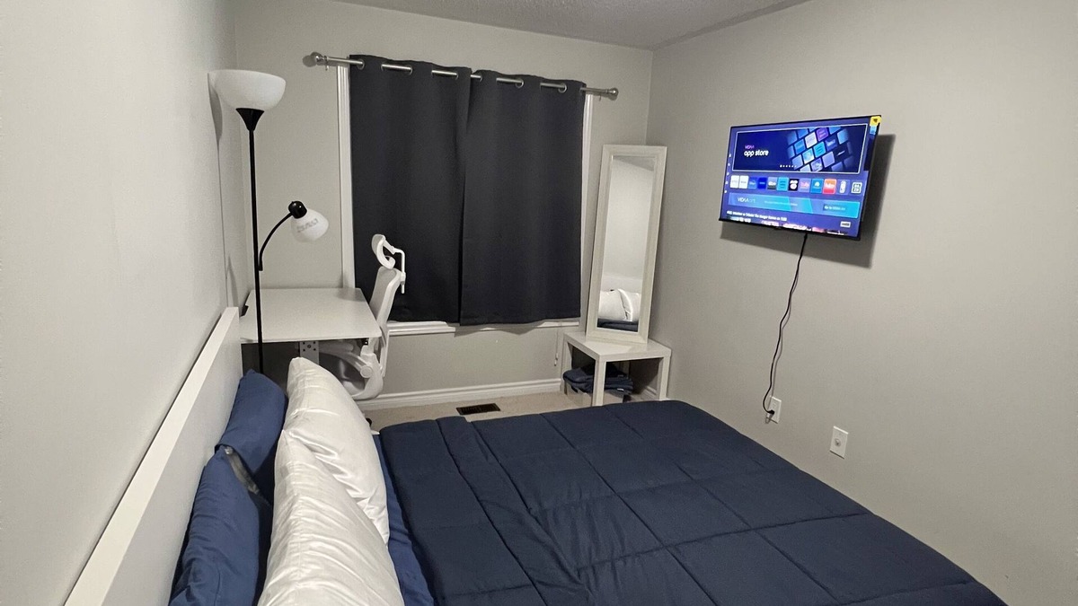 Barrie House | Private and Cozy Room for your stay in South Barrie