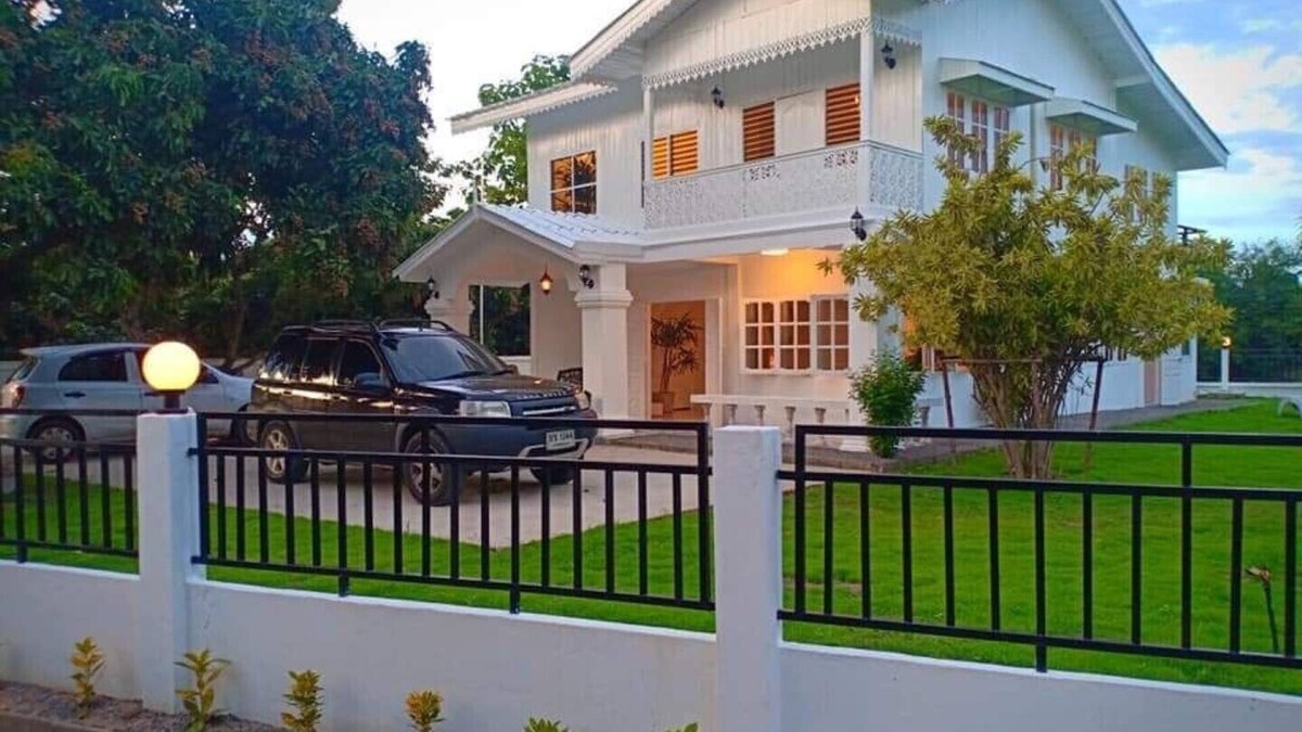 San Pa Thong House | Private and peaceful environment with fenced and fenced entrance
