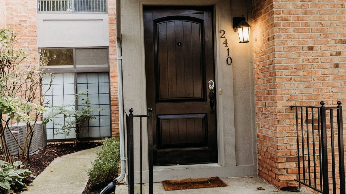 Novi Apartment | Private and Quiet Bright Space King bed Gym/Pool/Hot tub