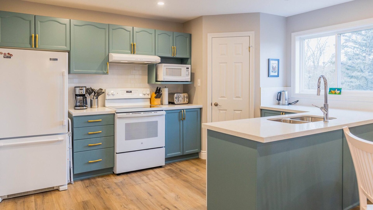 Barrie Apartment | Private and spacious 1 bedroom suite with hot tub