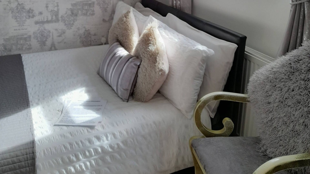 Catshill Bed & Breakfast | Private annex by Lickey Hills