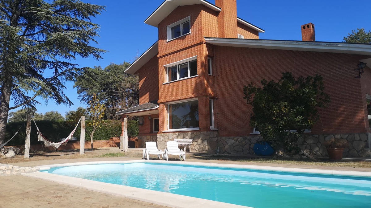 Villaviciosa de Odon Apartment | Private Apartment in Green Neighborhood Villa