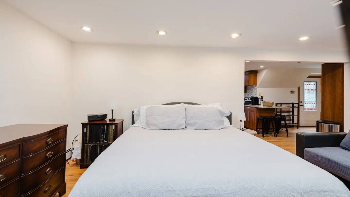 Glen Head Apartment | Private Apartment on tree lined 2 acre estate. Close to beaches, farms and NYC.
