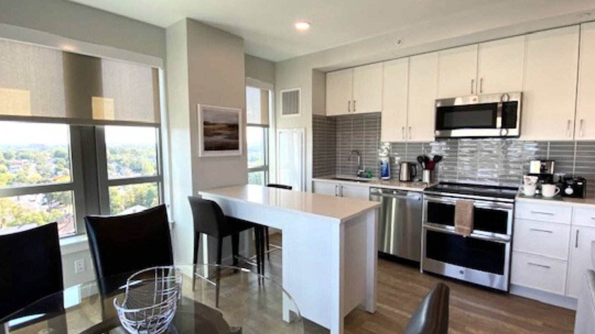 Quincy Apartment | Private Apt Downtown