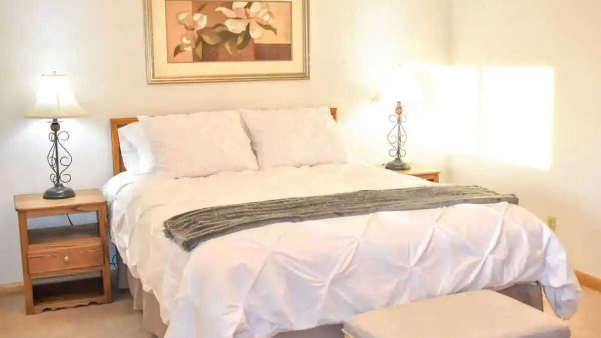 Eagle Grove Apartment | Private Apt w/Washer/Dryer-Parking-Kitchennn
