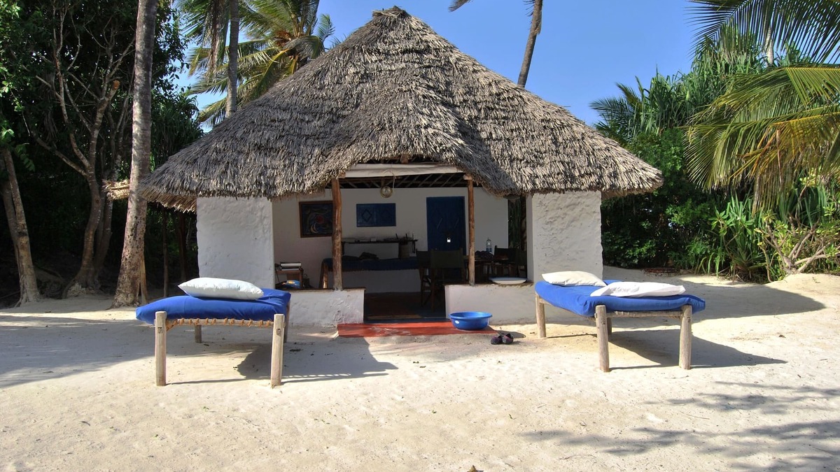 Mnemba Villa | PRIVATE BEACH Bungalow ZERO MIN BEACH 1 doubl bed in bedroom + 2 in sitting room