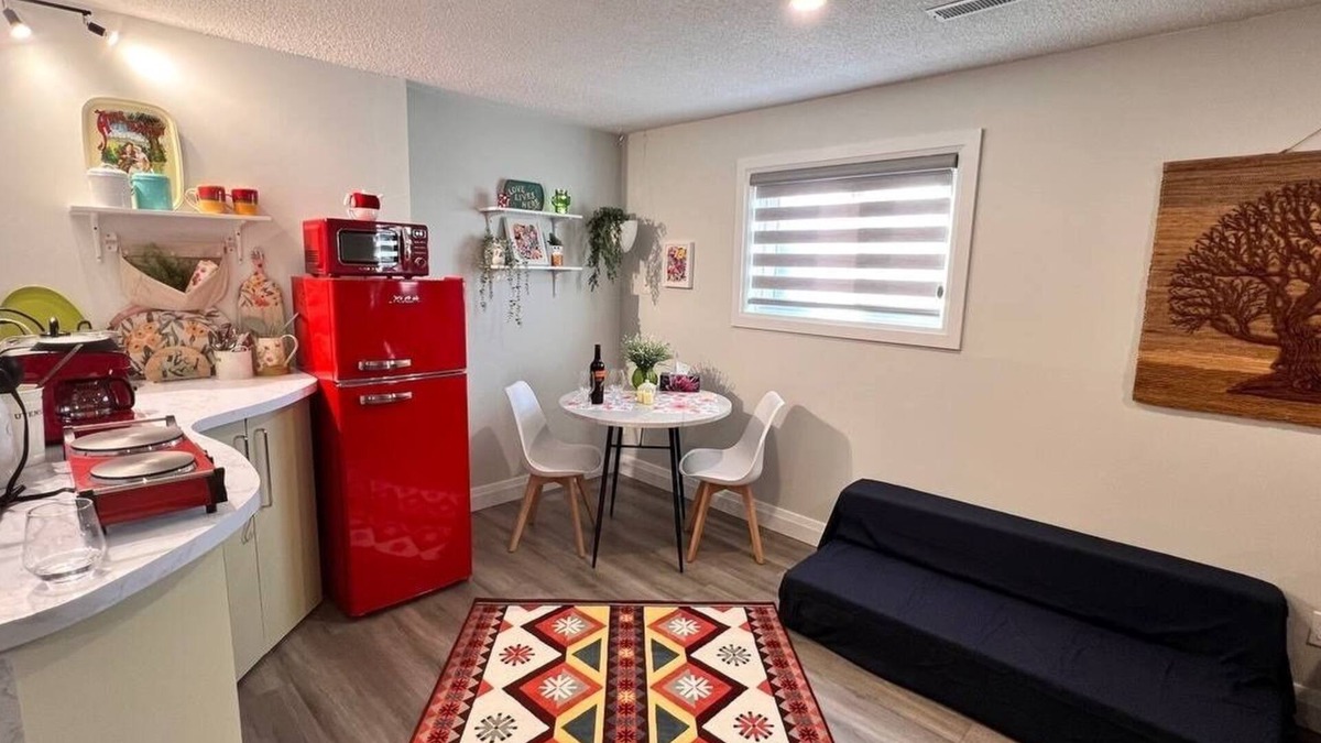 LaSalle Apartment | Private Bachelor Unit close to St. Clair College walking distance