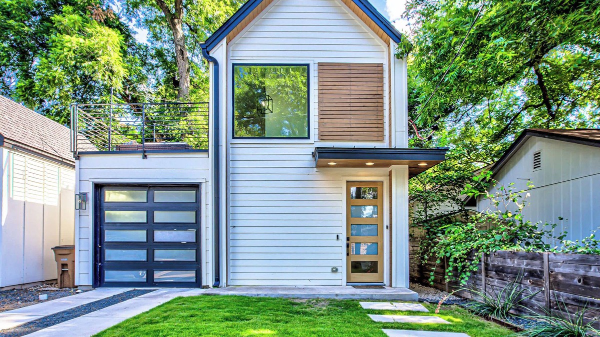 Govalle House | Private Backyard | Short & Long Stays in East ATX