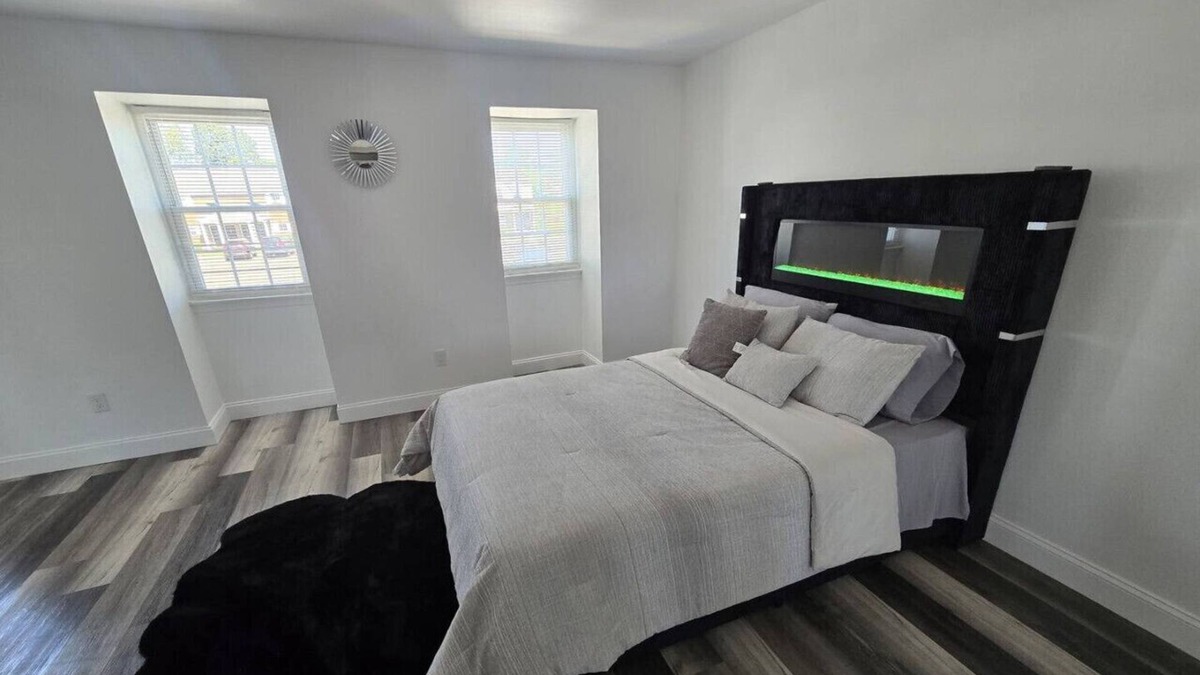 Burlington Apartment | Private Balcony-Pet Friendly -City Access -Gaming