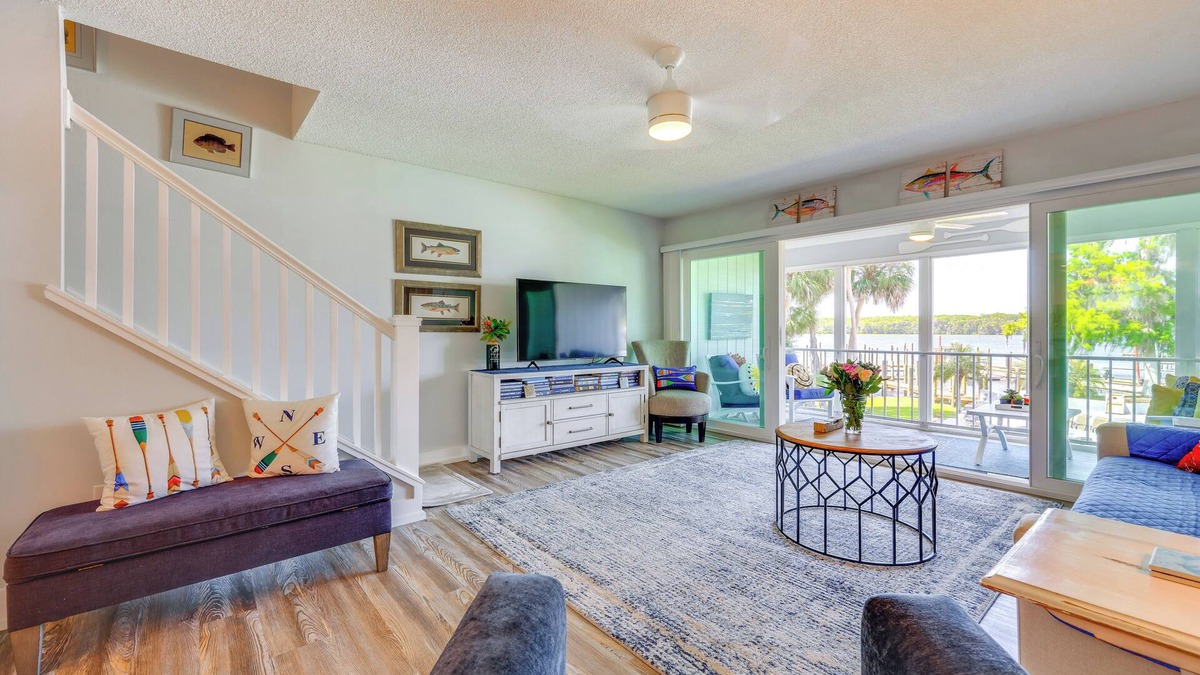 Welaka Condo | Private Balcony w/Water Views: Welaka Condo!
