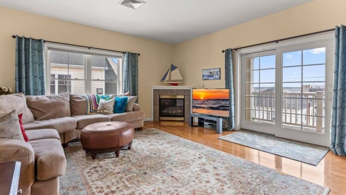 Hampton Condo | Private Balcony | Walk to Beach | Penthouse Living