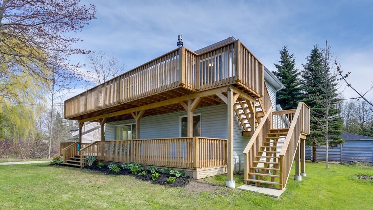 The Blue Mountains Cottage | Private Beach Access with many 5-star reviews!