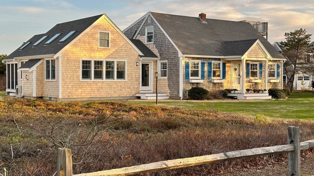 North Truro House | PRIVATE BEACH, 2 min walk. WIFI, AC, sunny/clean. New Kitchen & screened porch.