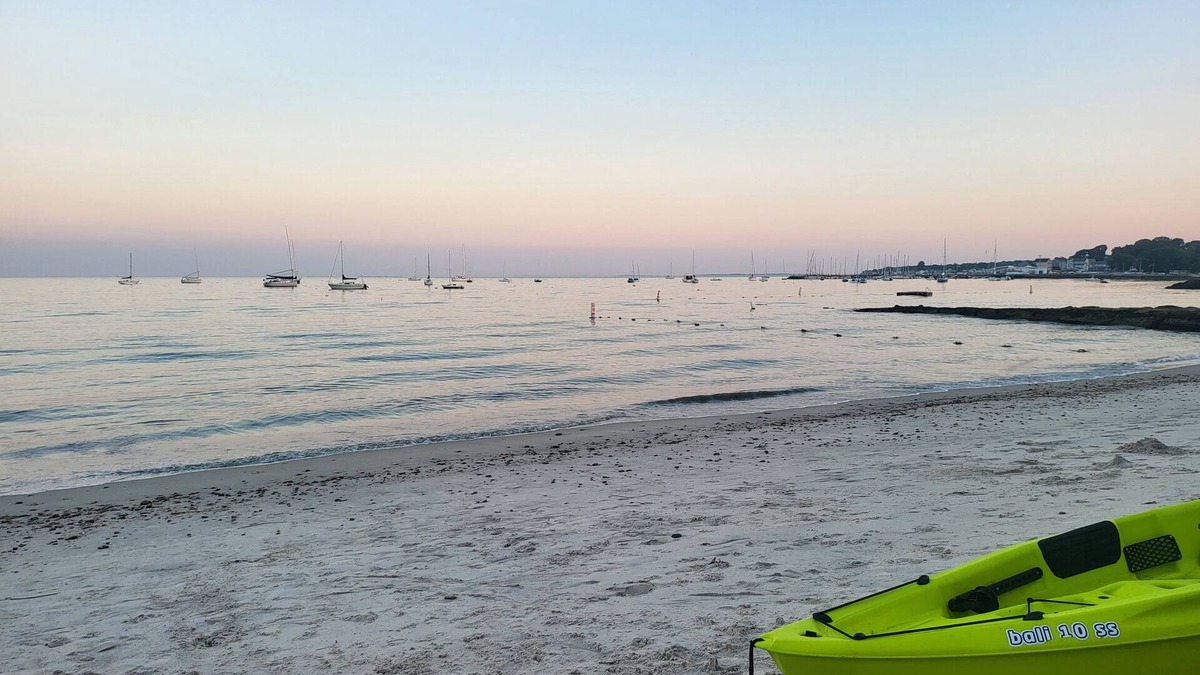 Niantic House | PRIVATE BEACH: A PALACE IN PARADISE @ NIANTIC W/6 QUEENS 1 TWIN BED