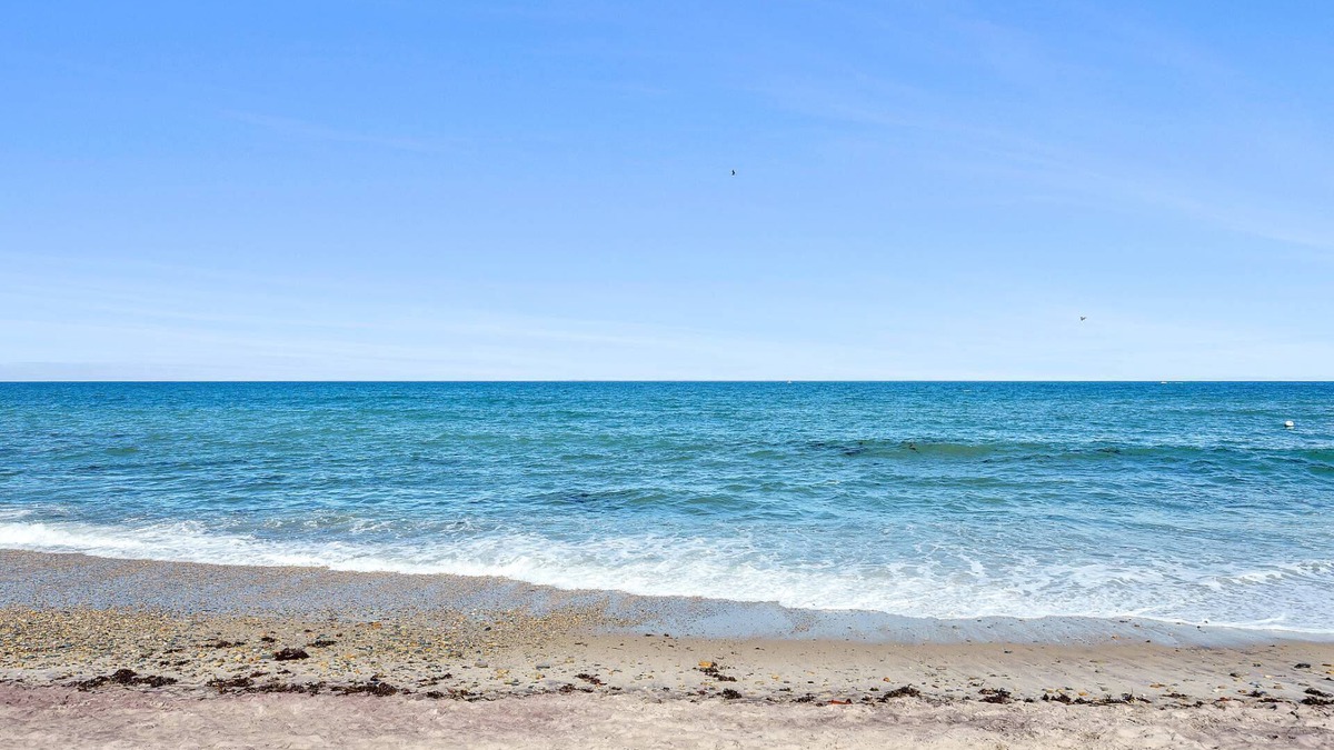 Culloden Shores Cottage | Private Beach access 4 bedroom house in the beautiful Culloden neighborhood
