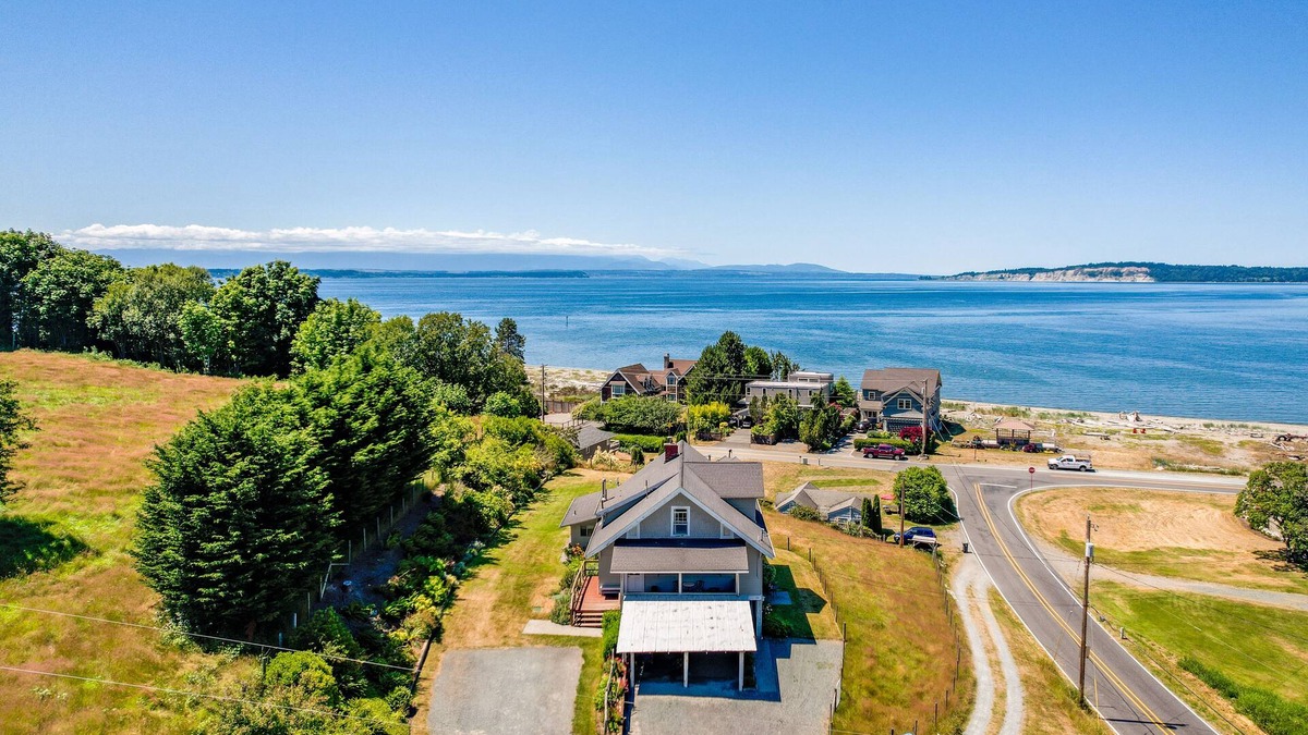 Maxwelton House | Private Beach Access + Water Views! | Sleeps 18, Historic 6BDR Farmhouse w/Deck
