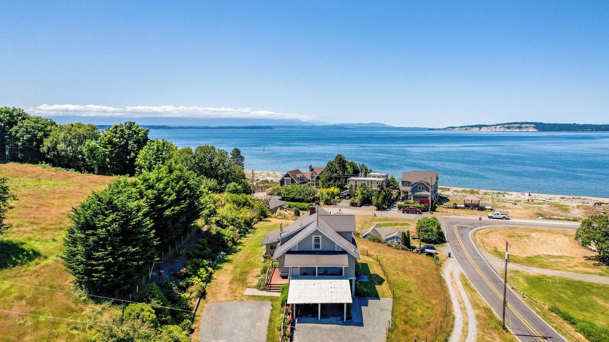Maxwelton House | Private Beach Access + Water Views! | Sleeps 18, Historic 6BDR Farmhouse w/Deck