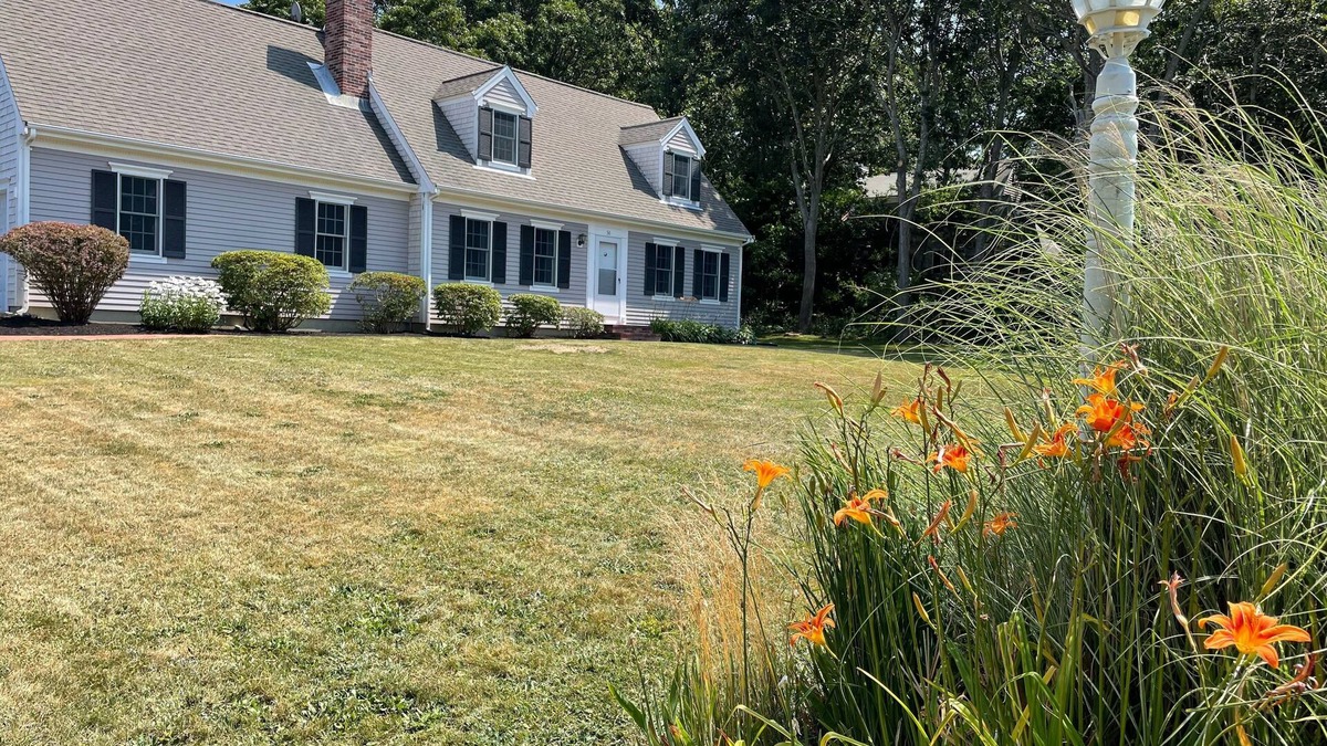 East Sandwich House | Private beach & community! Refreshed. Cozy. Linens & towels included! HOT!