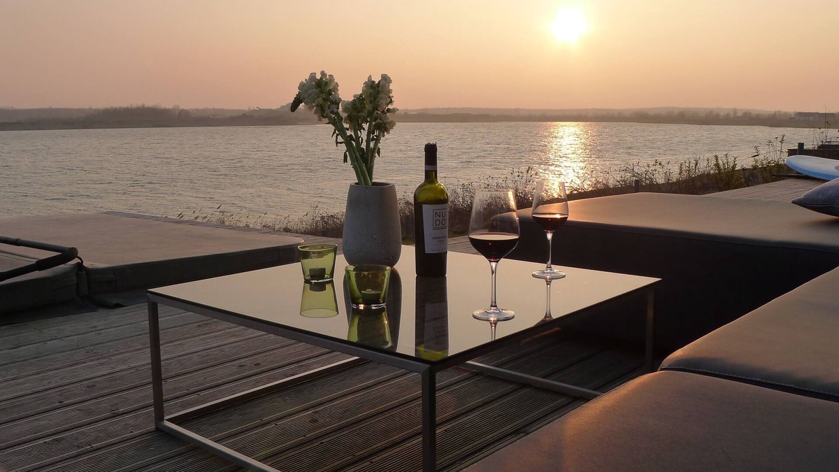 Lobnitz House | Private beach! House 'California' with fireplace, sauna & hot tub right on the lake