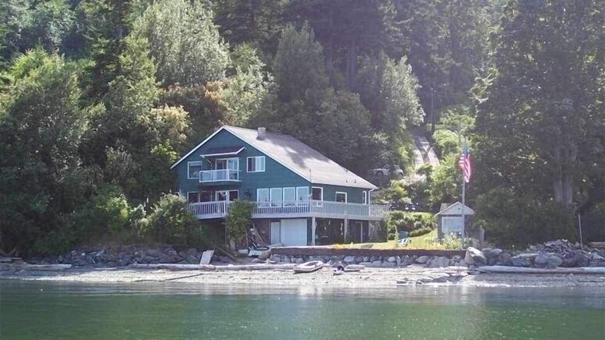 Lummi Island House | Private Beach Home at Water's Edge-Enjoy!